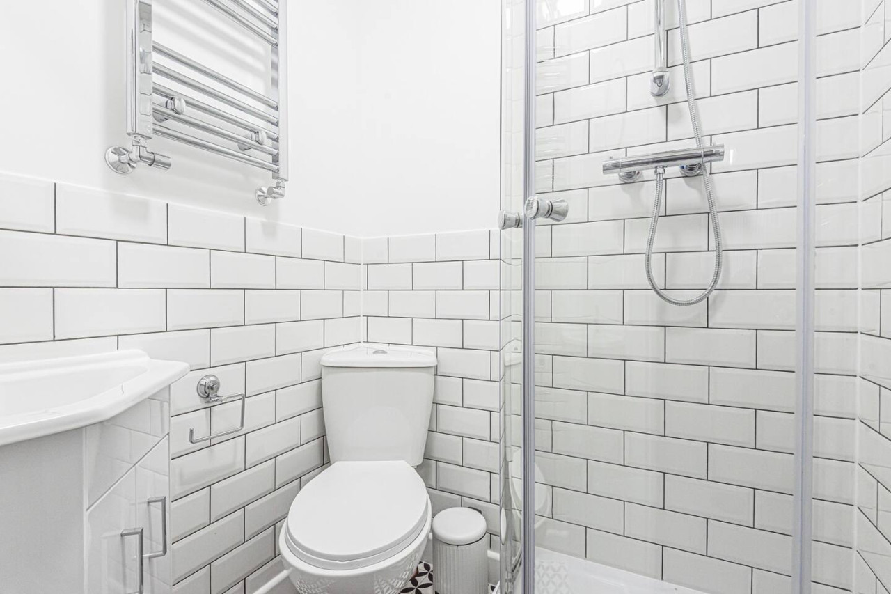 Spacious 6 bedroom 6 bathroom House • Sleeps 12 • Free Parking • Fast WiFi in 101 Bolingbroke Road - Property image 8 - VivreStays