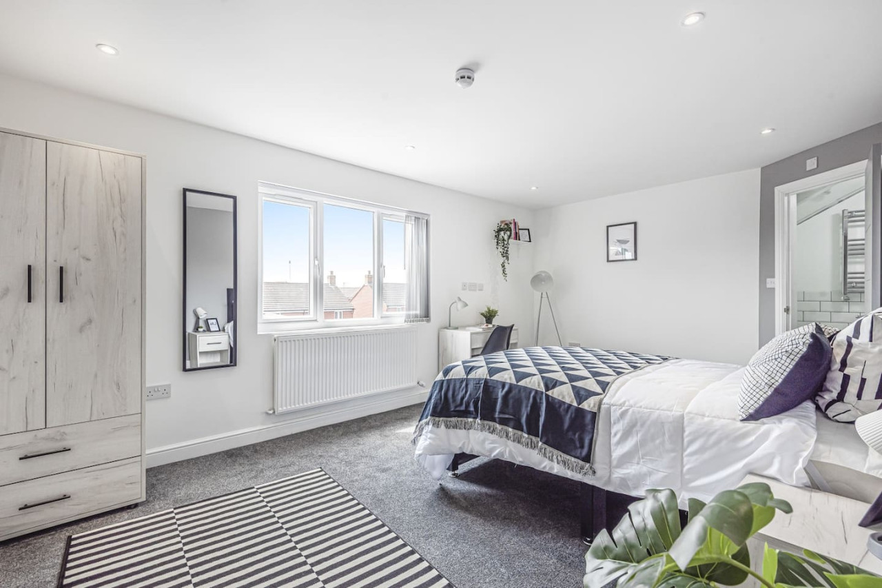 Spacious 6 bedroom 6 bathroom House • Sleeps 12 • Free Parking • Fast WiFi in 101 Bolingbroke Road - Property image 2 - VivreStays