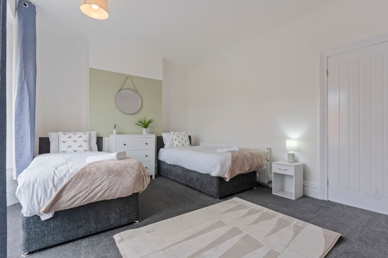 Spacious House • Sleeps 9 • Town Centre • Free Parking • Fast WiFi in 70 Lord Street - Property image 3 - VivreStays
