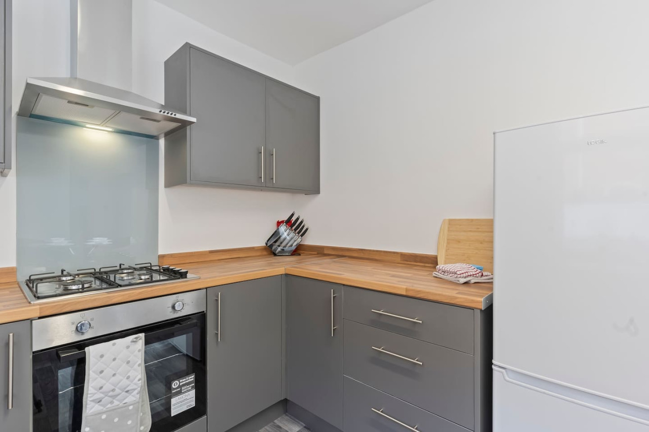 Spacious House • Sleeps 9 • Town Centre • Free Parking • Fast WiFi in 70 Lord Street - Property image 23 - VivreStays