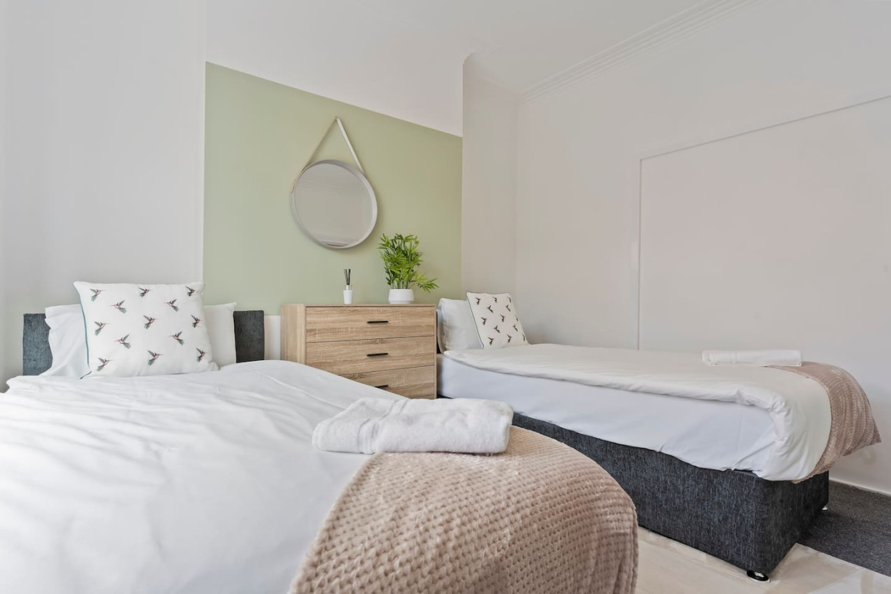 Spacious House • Sleeps 9 • Town Centre • Free Parking • Fast WiFi in 70 Lord Street - Property image 15 - VivreStays