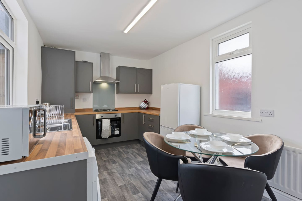 Spacious House • Sleeps 9 • Town Centre • Free Parking • Fast WiFi in 70 Lord Street - Property image 20 - VivreStays