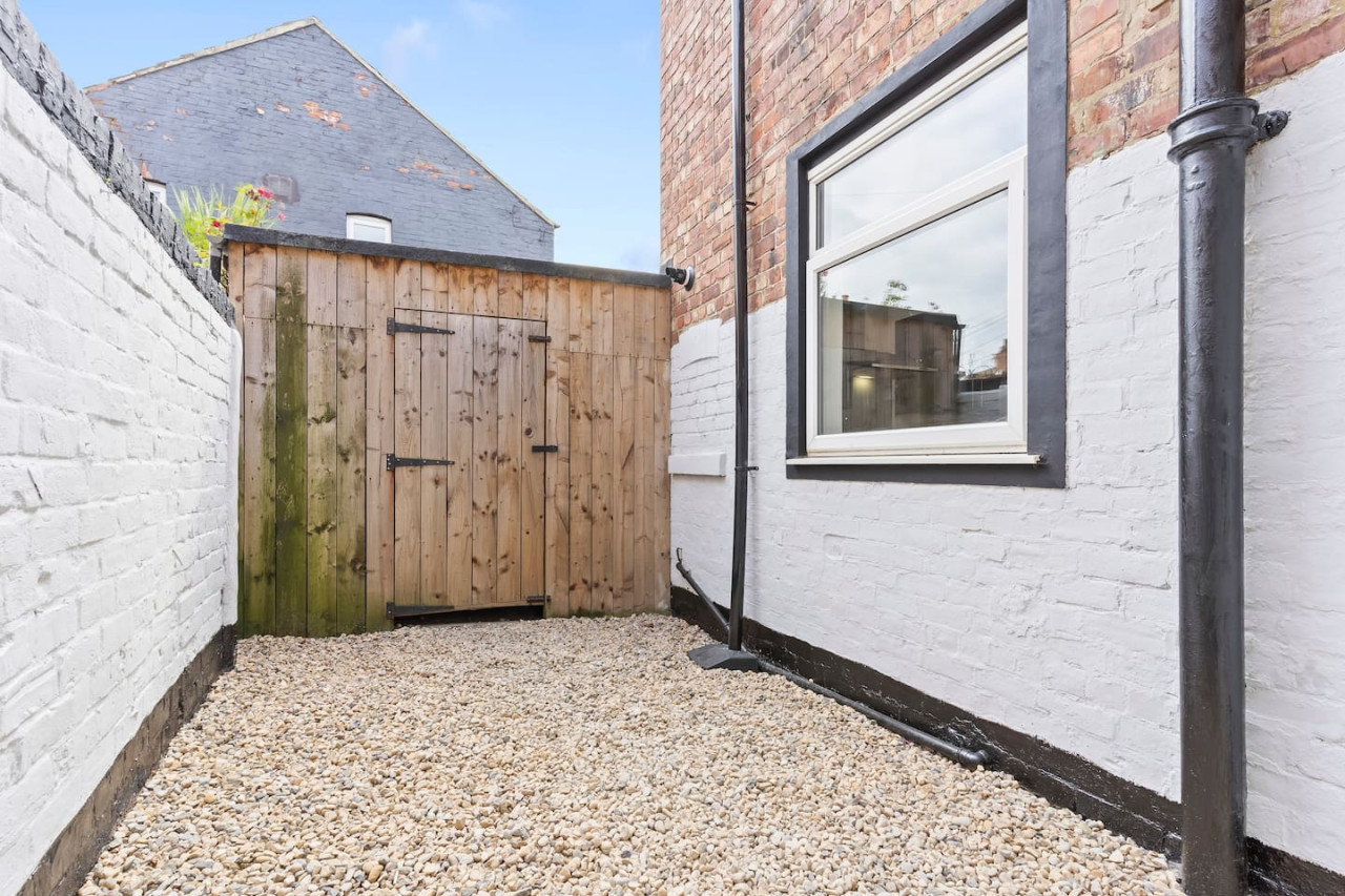 Spacious House • Sleeps 9 • Town Centre • Free Parking • Fast WiFi in 70 Lord Street - Property image 26 - VivreStays