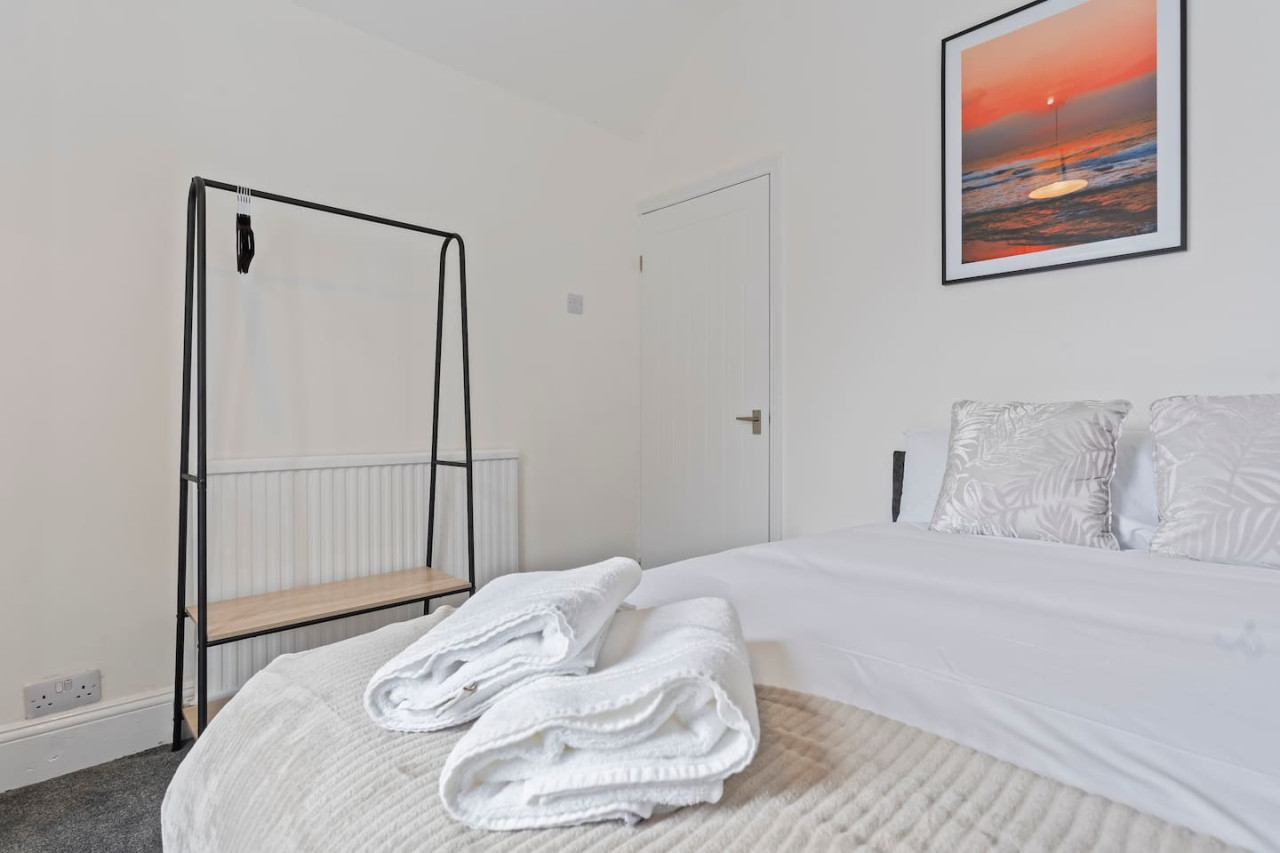 Spacious House • Sleeps 9 • Town Centre • Free Parking • Fast WiFi in 70 Lord Street - Property image 12 - VivreStays
