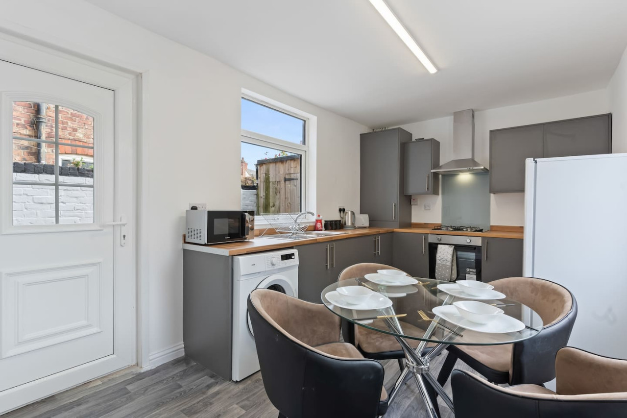 Spacious House • Sleeps 9 • Town Centre • Free Parking • Fast WiFi in 70 Lord Street - Property image 21 - VivreStays