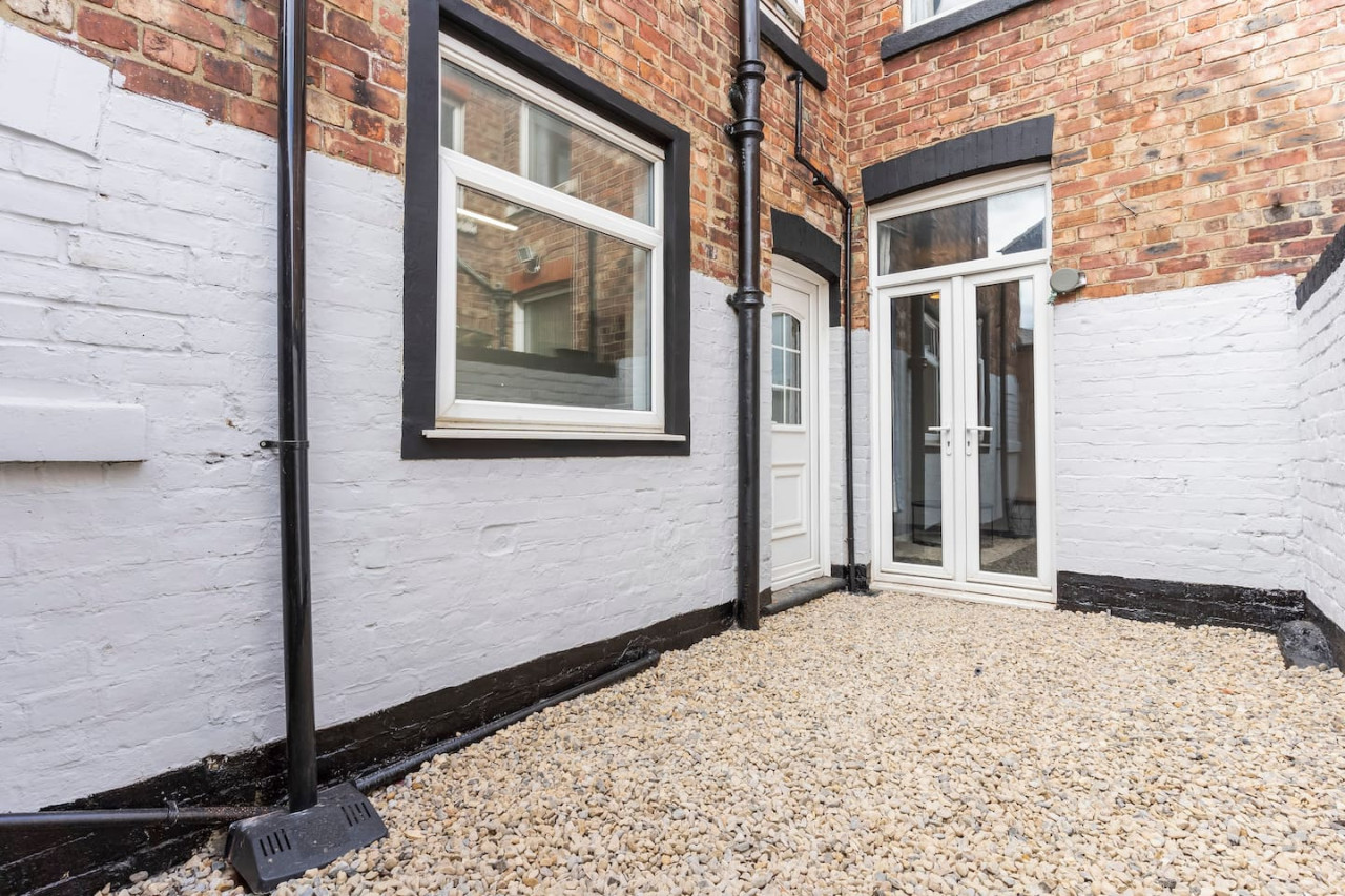Spacious House • Sleeps 9 • Town Centre • Free Parking • Fast WiFi in 70 Lord Street - Property image 25 - VivreStays