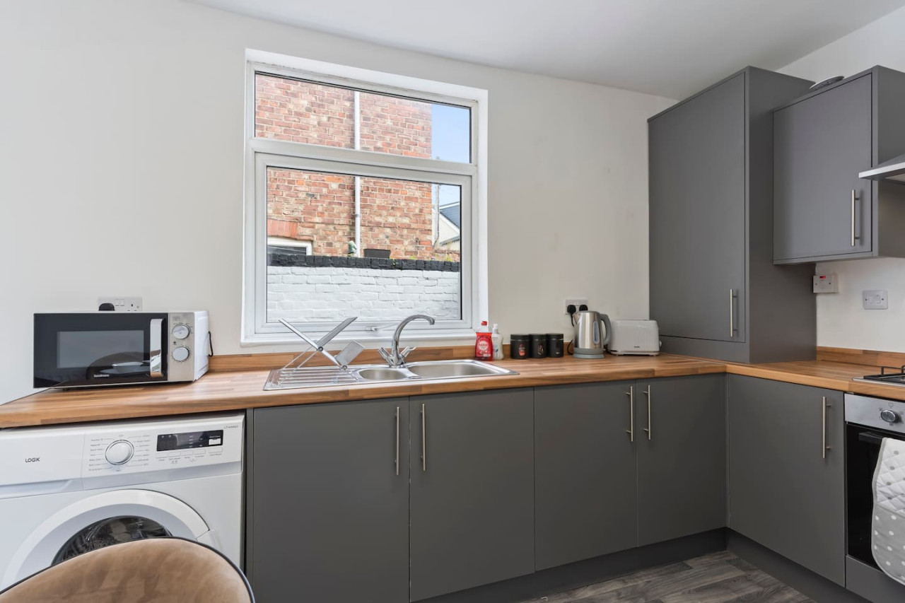 Spacious House • Sleeps 9 • Town Centre • Free Parking • Fast WiFi in 70 Lord Street - Property image 22 - VivreStays