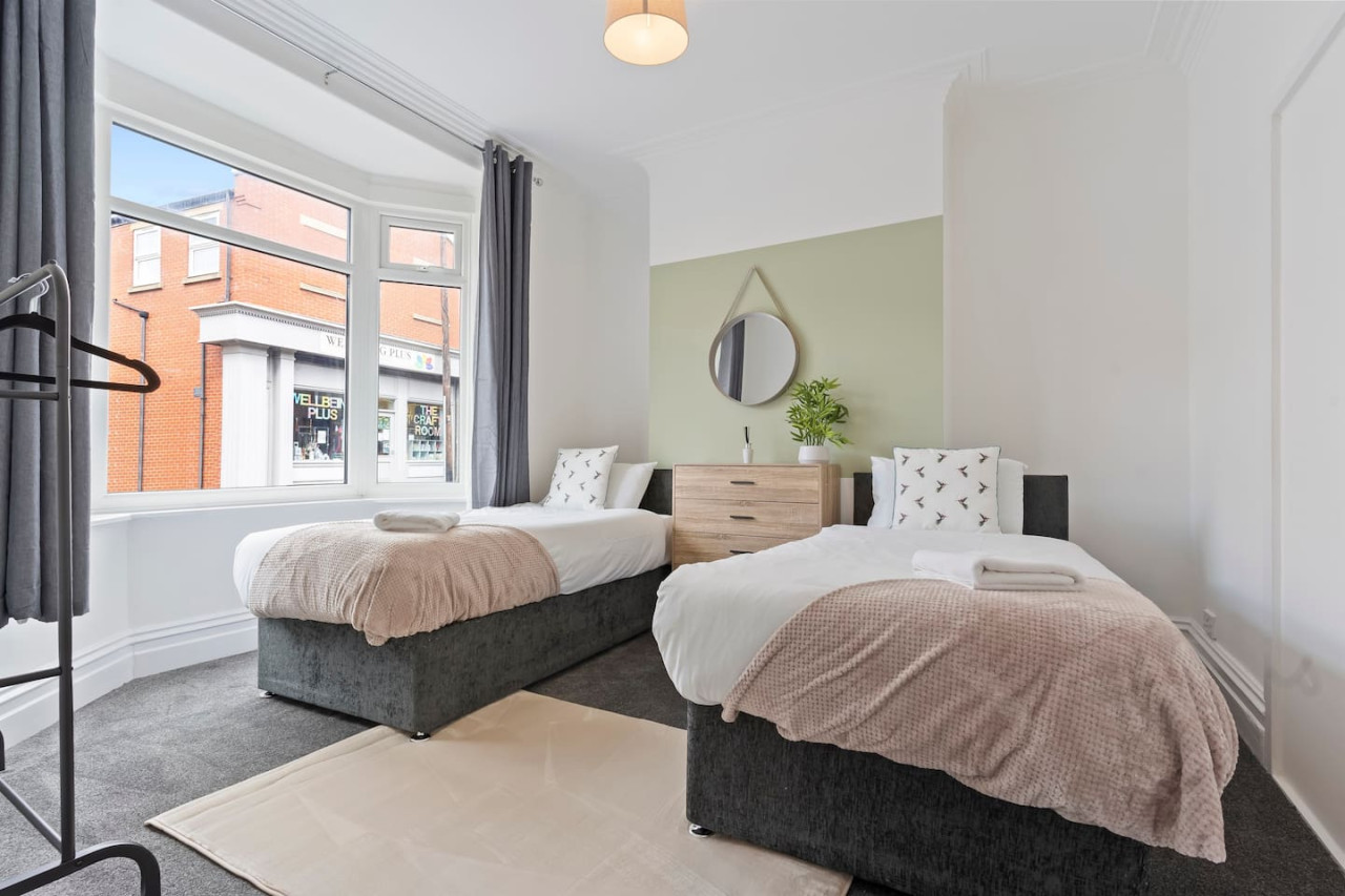 Spacious House • Sleeps 9 • Town Centre • Free Parking • Fast WiFi in 70 Lord Street - Property image 14 - VivreStays