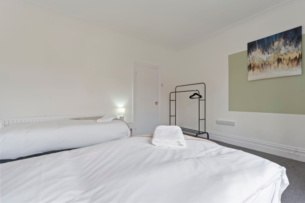Spacious House • Sleeps 9 • Town Centre • Free Parking • Fast WiFi in 70 Lord Street - Property image 4 - VivreStays
