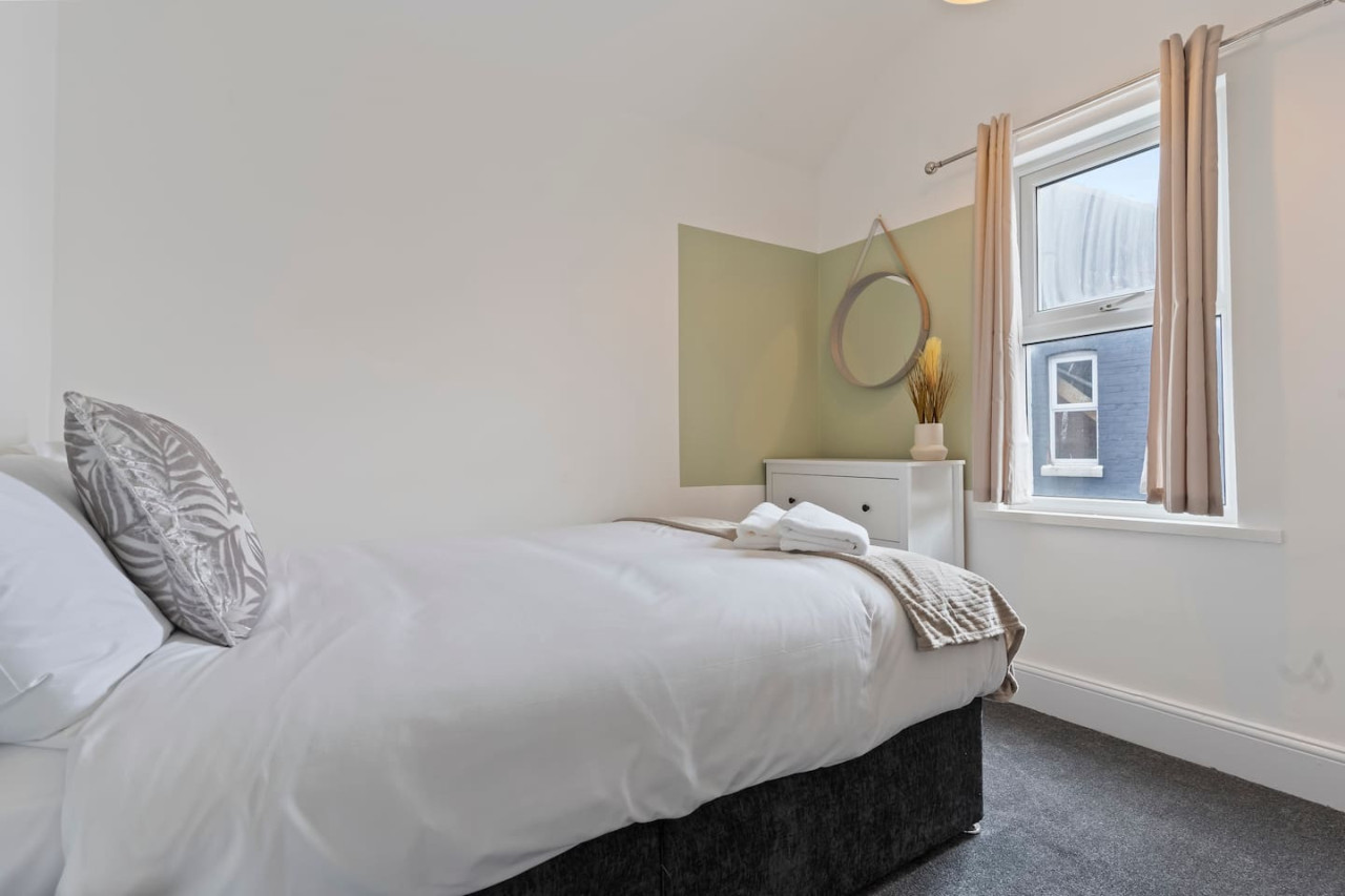 Spacious House • Sleeps 9 • Town Centre • Free Parking • Fast WiFi in 70 Lord Street - Property image 11 - VivreStays