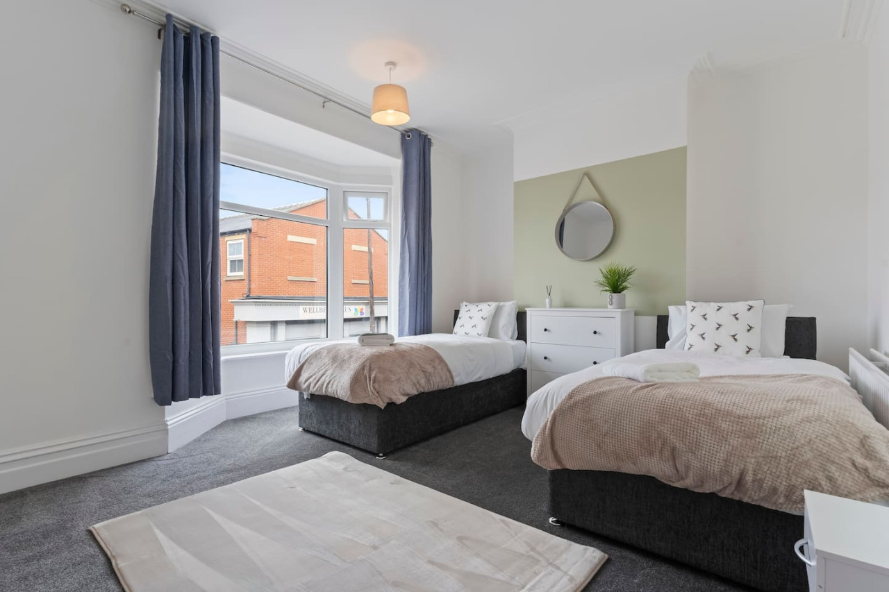 Spacious House • Sleeps 9 • Town Centre • Free Parking • Fast WiFi in 70 Lord Street - Property image 2 - VivreStays