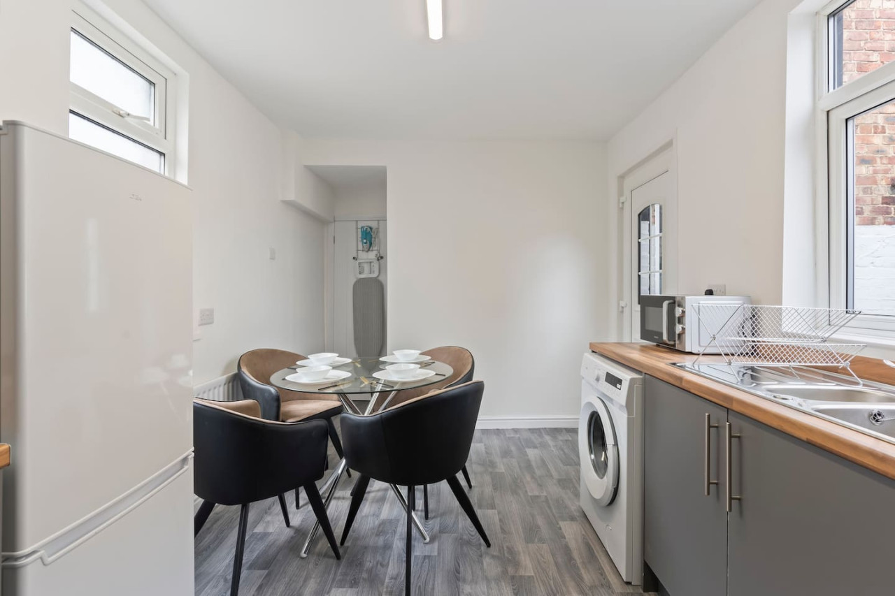 Spacious House • Sleeps 9 • Town Centre • Free Parking • Fast WiFi in 70 Lord Street - Property image 24 - VivreStays
