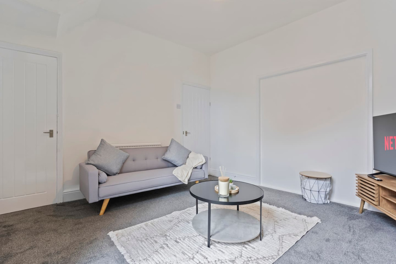 Spacious House • Sleeps 9 • Town Centre • Free Parking • Fast WiFi in 70 Lord Street - Property image 19 - VivreStays