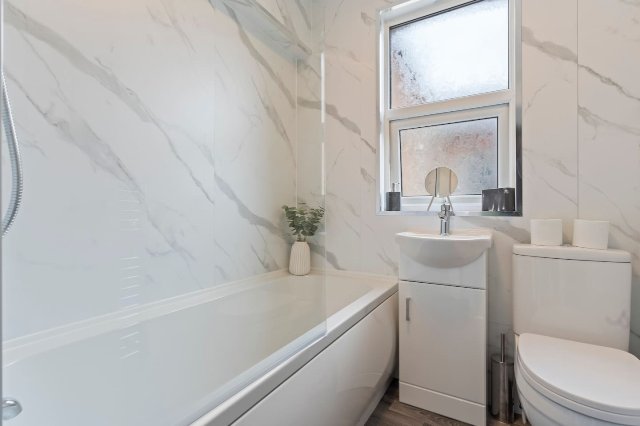 Spacious House • Sleeps 9 • Town Centre • Free Parking • Fast WiFi in 70 Lord Street - Property image 5 - VivreStays