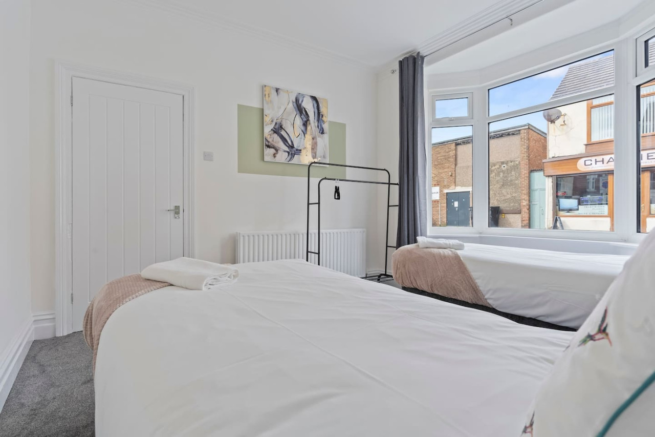 Spacious House • Sleeps 9 • Town Centre • Free Parking • Fast WiFi in 70 Lord Street - Property image 16 - VivreStays