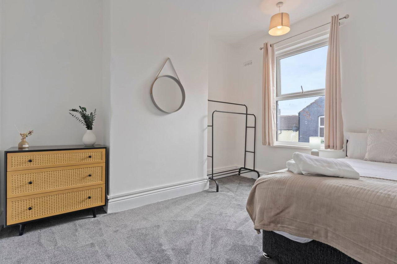 Spacious House • Sleeps 9 • Town Centre • Free Parking • Fast WiFi in 70 Lord Street - Property image 8 - VivreStays