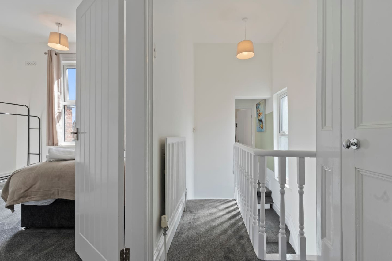Spacious House • Sleeps 9 • Town Centre • Free Parking • Fast WiFi in 70 Lord Street - Property image 13 - VivreStays