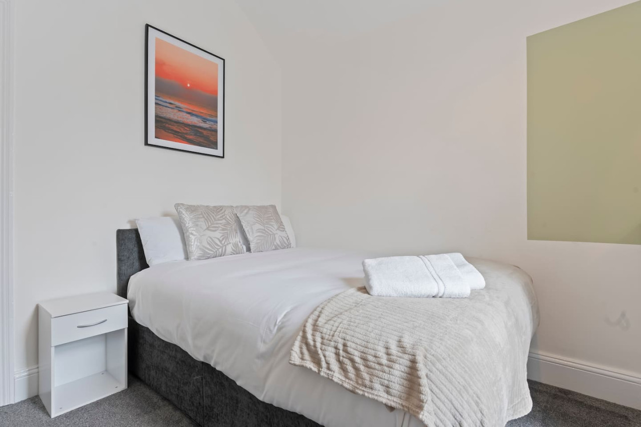 Spacious House • Sleeps 9 • Town Centre • Free Parking • Fast WiFi in 70 Lord Street - Property image 10 - VivreStays