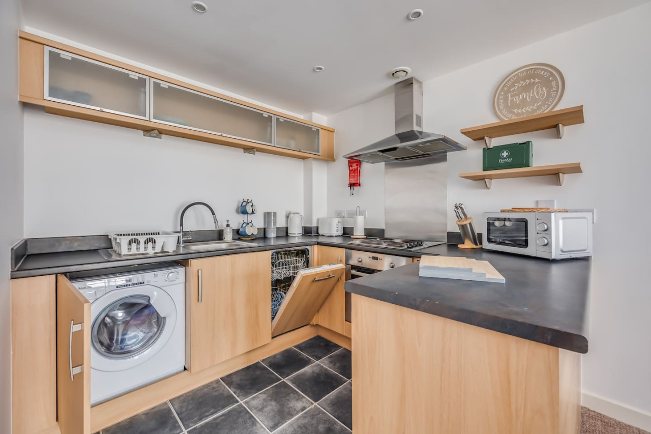 Elegant Apartment in City Centre • Fast Wifi • Smart TV • Access to Communal Gym and Terrace in Delta House, Saint Andrews Street Flat 303 - Property image 5 - VivreStays