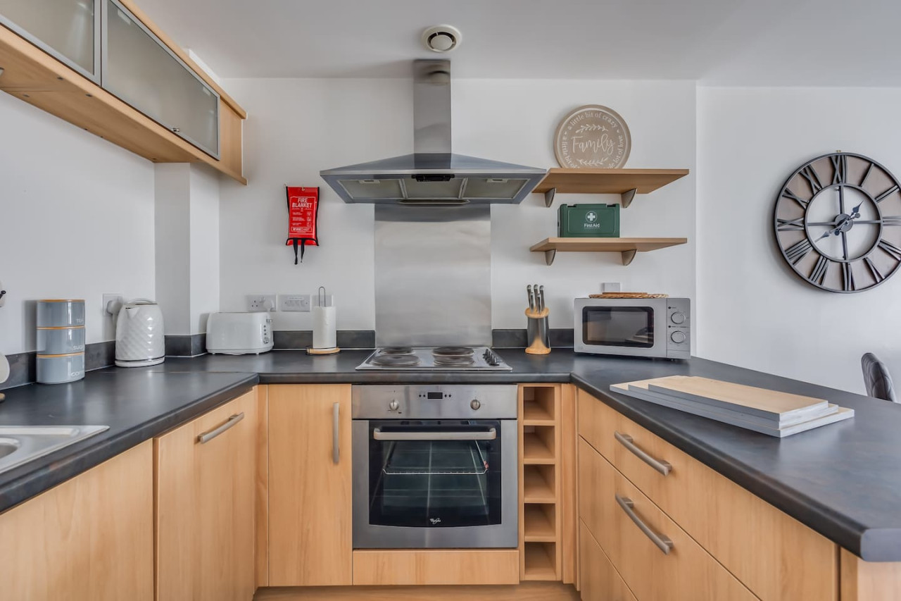 Elegant Apartment in City Centre • Fast Wifi • Smart TV • Access to Communal Gym and Terrace in Delta House, Saint Andrews Street Flat 303 - Property image 6 - VivreStays