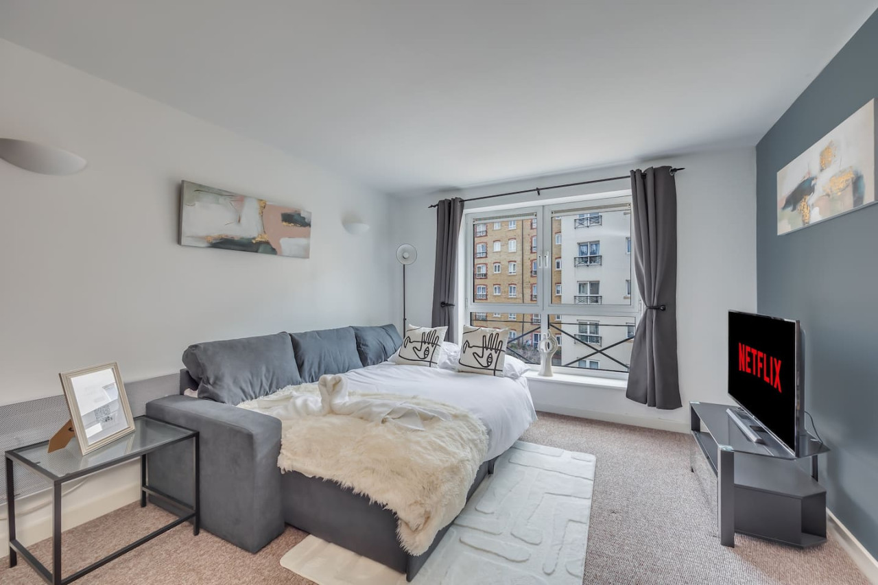 Elegant Apartment in City Centre • Fast Wifi • Smart TV • Access to Communal Gym and Terrace in Delta House, Saint Andrews Street Flat 303 - Property image 3 - VivreStays