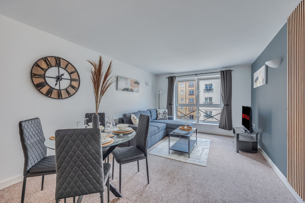 Elegant Apartment in City Centre • Fast Wifi • Smart TV • Access to Communal Gym and Terrace in Delta House, Saint Andrews Street Flat 303 - Property image 2 - VivreStays