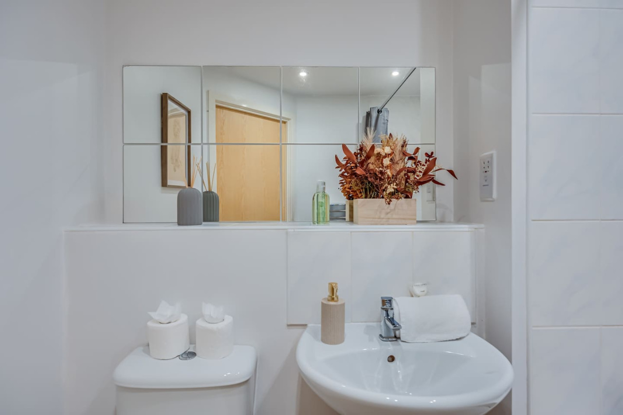 Elegant Apartment in City Centre • Fast Wifi • Smart TV • Access to Communal Gym and Terrace in Delta House, Saint Andrews Street Flat 303 - Property image 11 - VivreStays