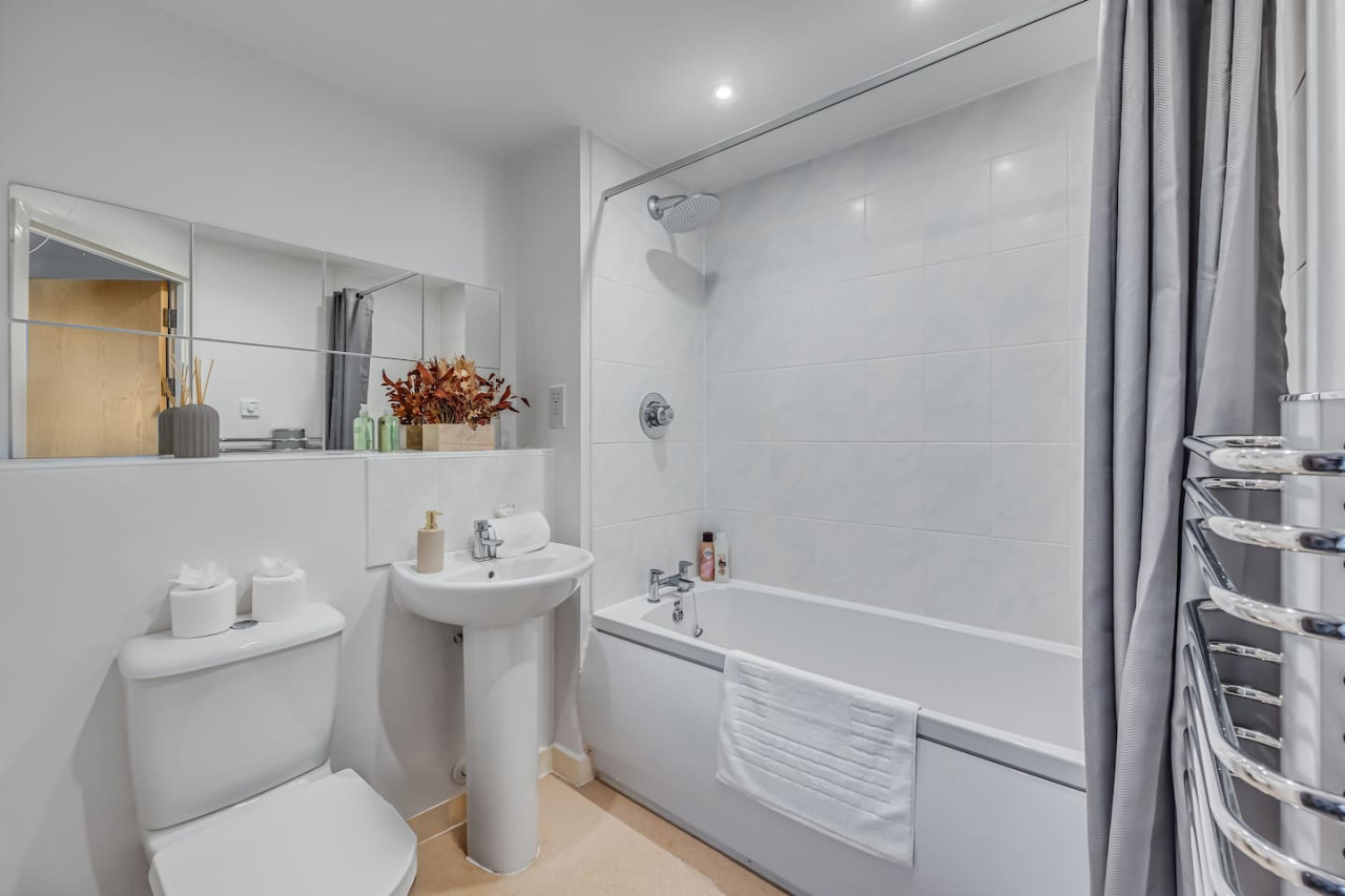 Elegant Apartment in City Centre • Fast Wifi • Smart TV • Access to Communal Gym and Terrace in Delta House, Saint Andrews Street Flat 303 - Property image 10 - VivreStays