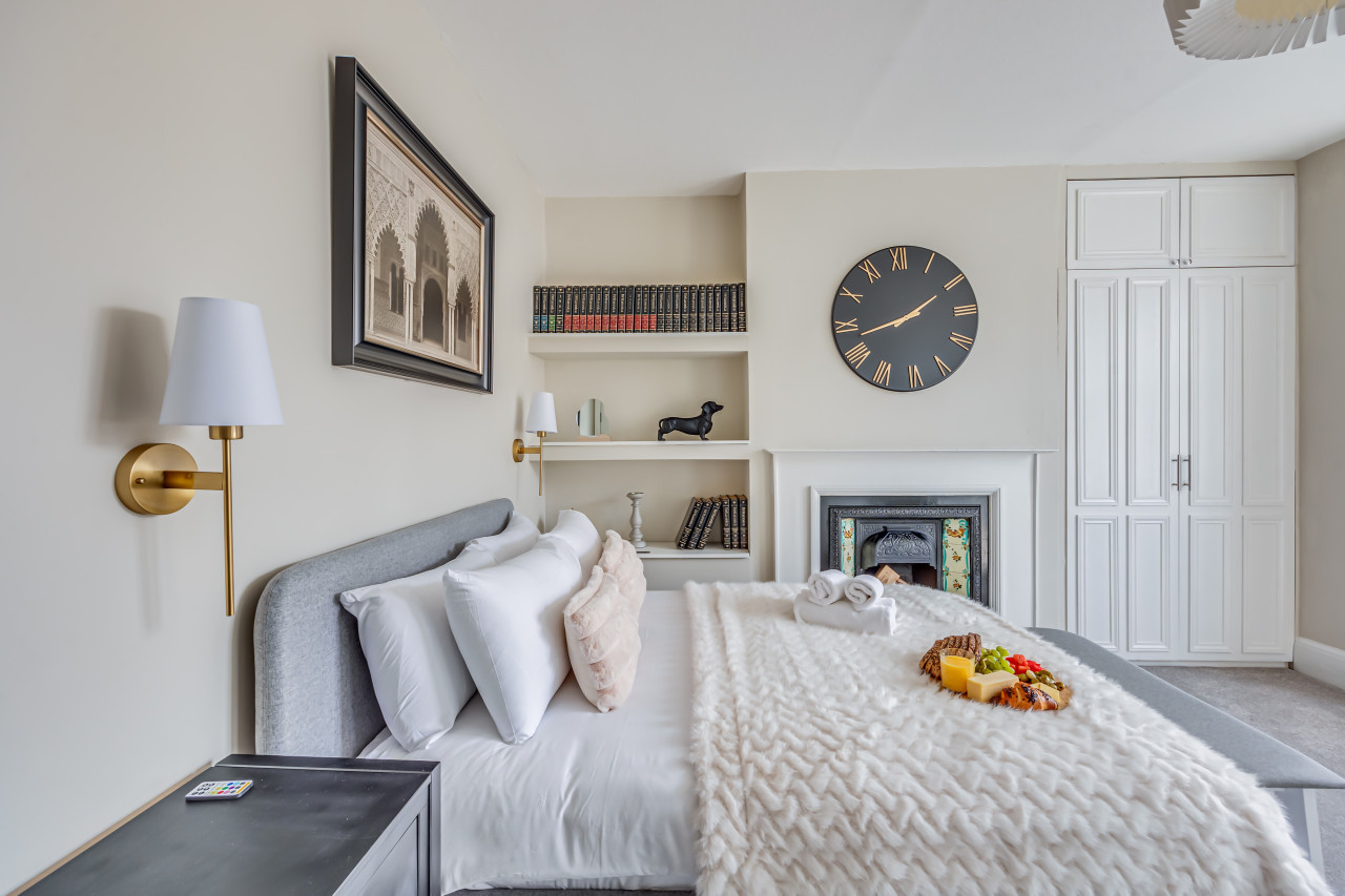 Beautiful 5 Bedroom 4 Bathroom House in W6 in 78 Rannoch Road - Property image 7 - VivreStays