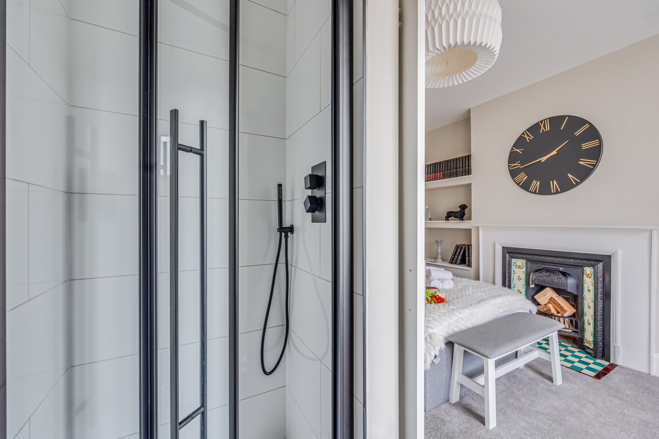 Beautiful 5 Bedroom 4 Bathroom House in W6 in 78 Rannoch Road - Property image 12 - VivreStays