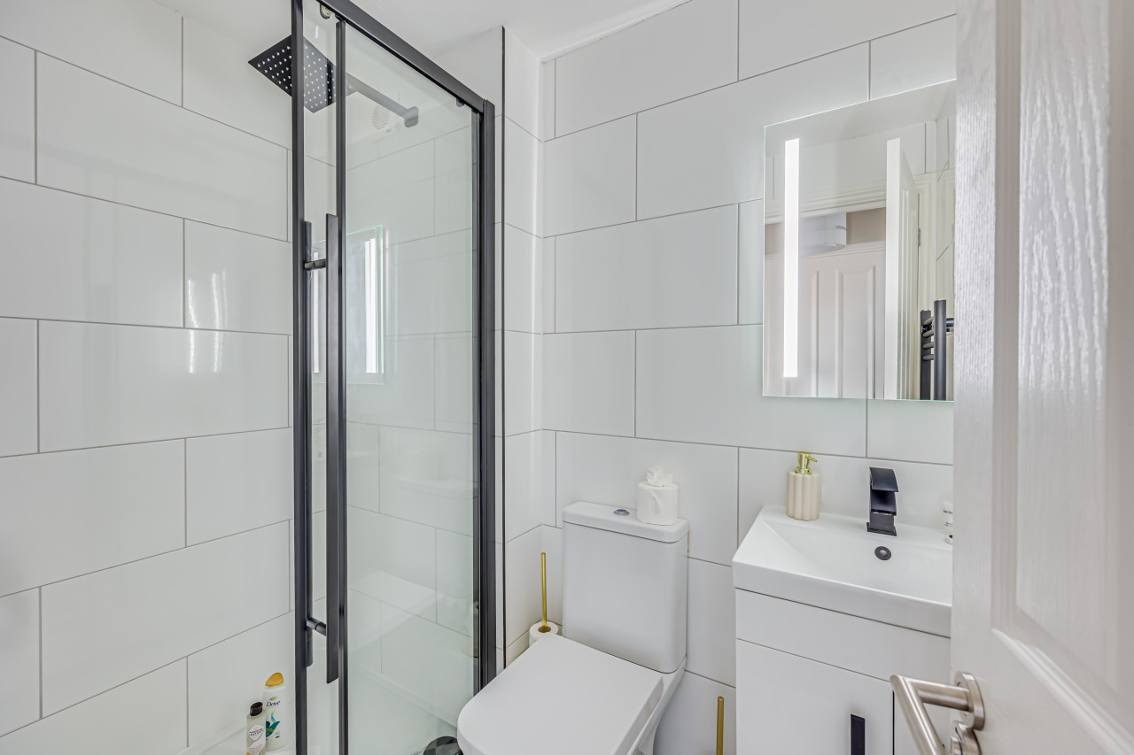 Beautiful 5 Bedroom 4 Bathroom House in W6 in 78 Rannoch Road - Property image 19 - VivreStays