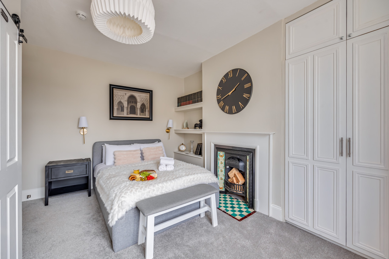 Beautiful 5 Bedroom 4 Bathroom House in W6 in 78 Rannoch Road - Property image 8 - VivreStays