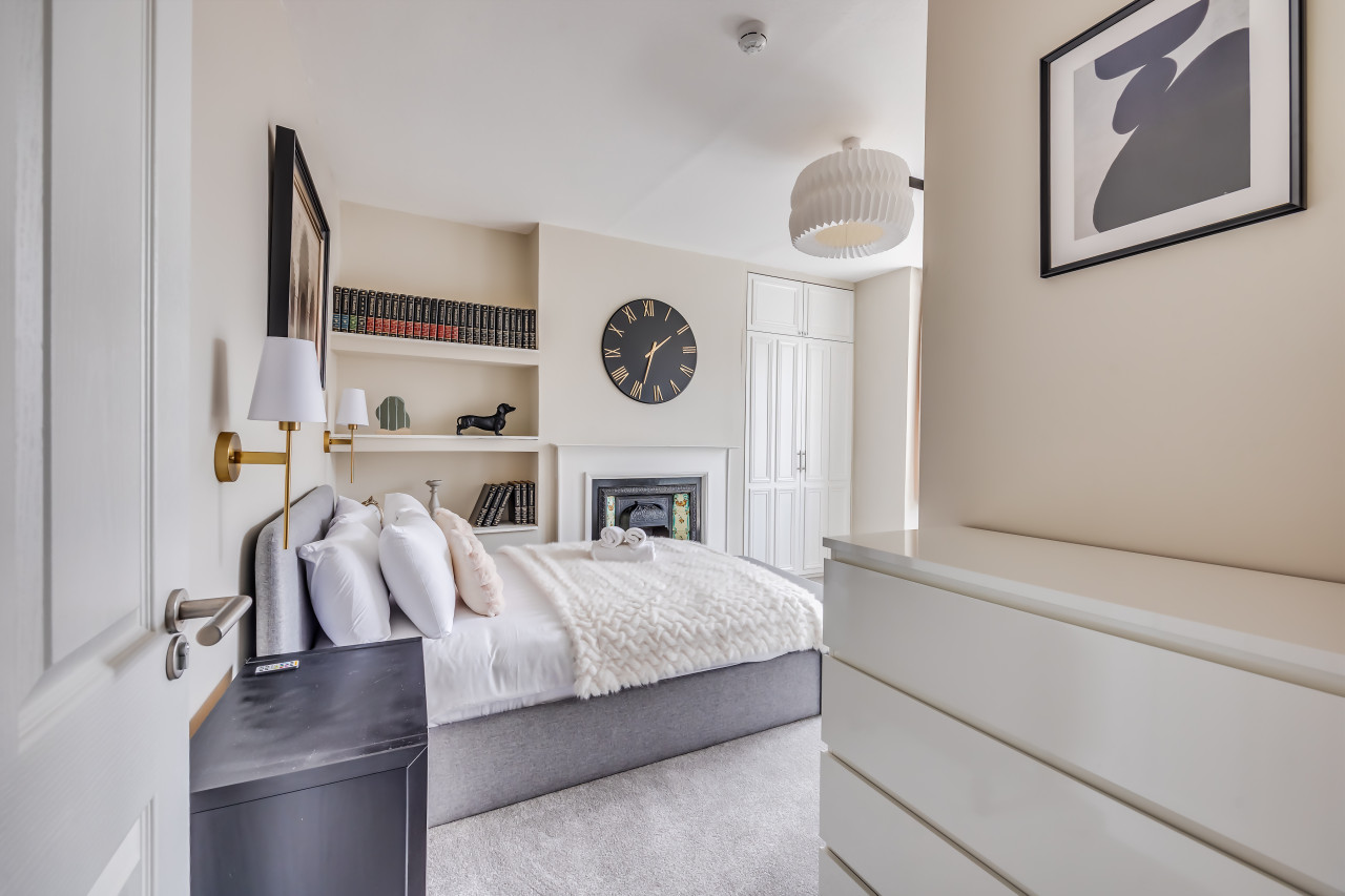 Beautiful 5 Bedroom 4 Bathroom House in W6 in 78 Rannoch Road - Property image 6 - VivreStays