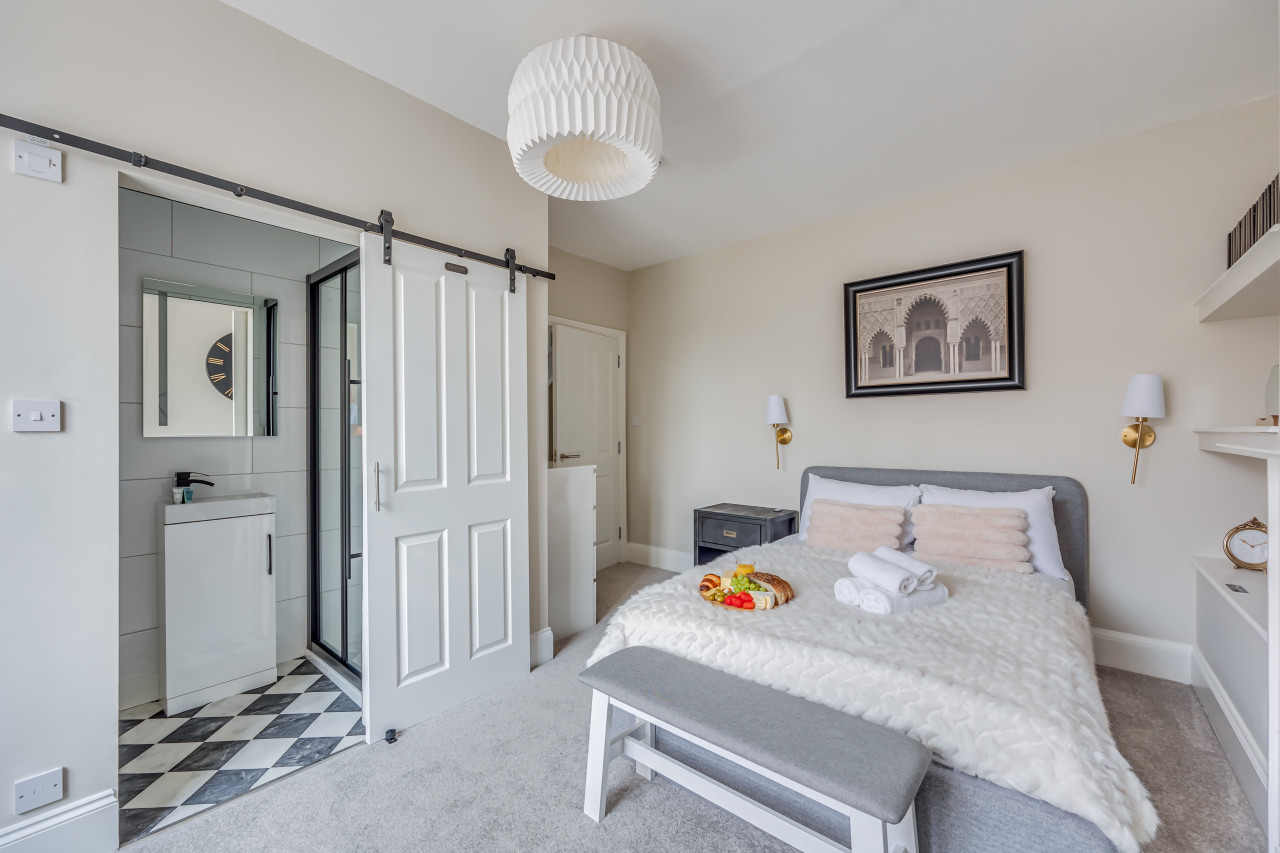 Beautiful 5 Bedroom 4 Bathroom House in W6 in 78 Rannoch Road - Property image 9 - VivreStays