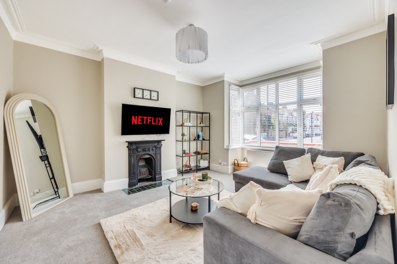 Beautiful 5 Bedroom 4 Bathroom House in W6 in 78 Rannoch Road - Property image 22 - VivreStays
