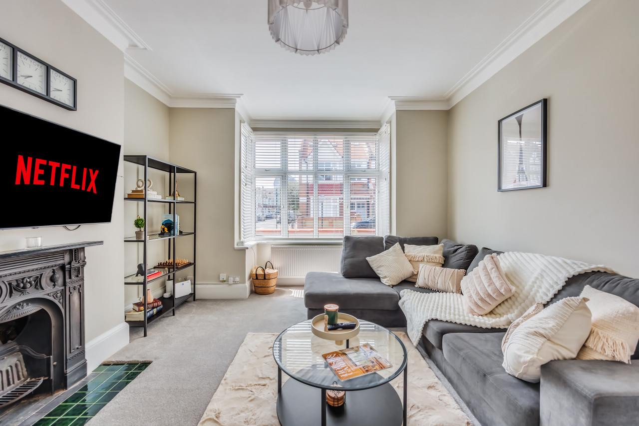 Beautiful 5 Bedroom 4 Bathroom House in W6 in 78 Rannoch Road - Property image 23 - VivreStays