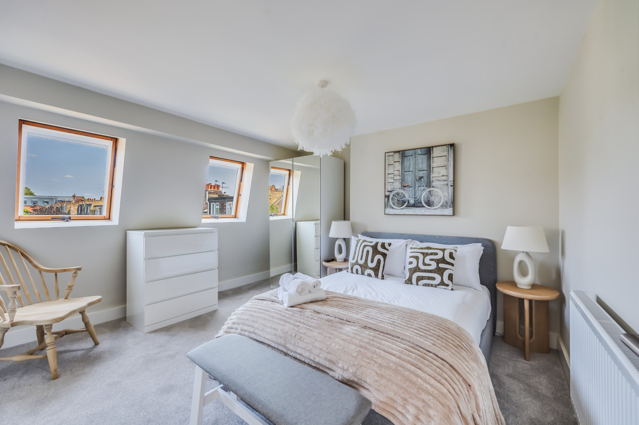 Beautiful 5 Bedroom 4 Bathroom House in W6 in 78 Rannoch Road - Property image 2 - VivreStays