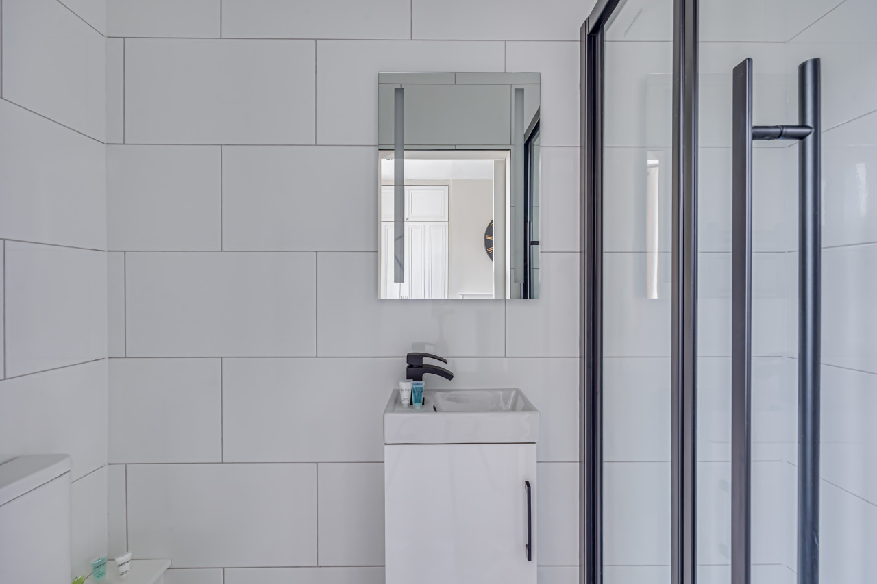 Beautiful 5 Bedroom 4 Bathroom House in W6 in 78 Rannoch Road - Property image 11 - VivreStays
