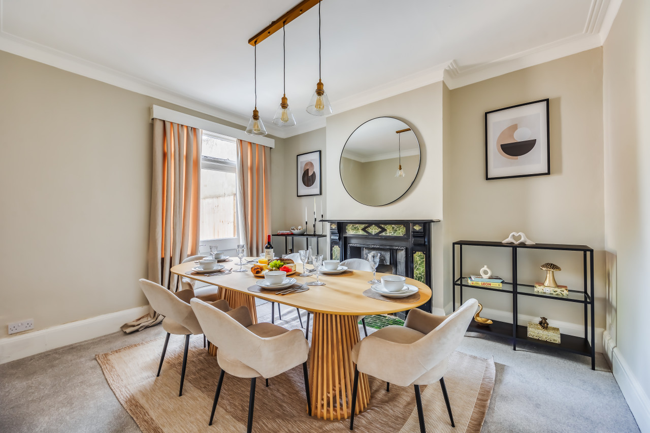 Beautiful 5 Bedroom 4 Bathroom House in W6 in 78 Rannoch Road - Property image 27 - VivreStays