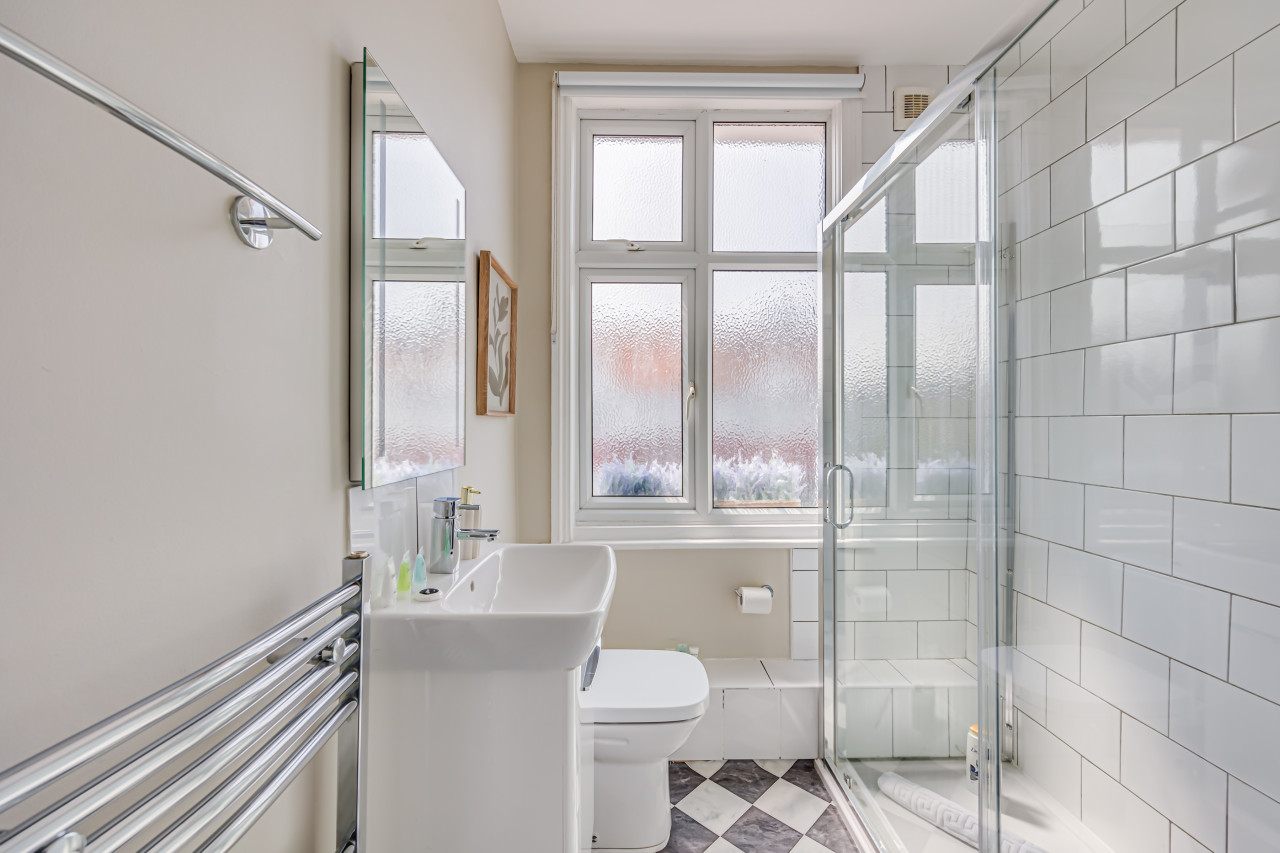 Beautiful 5 Bedroom 4 Bathroom House in W6 in 78 Rannoch Road - Property image 17 - VivreStays