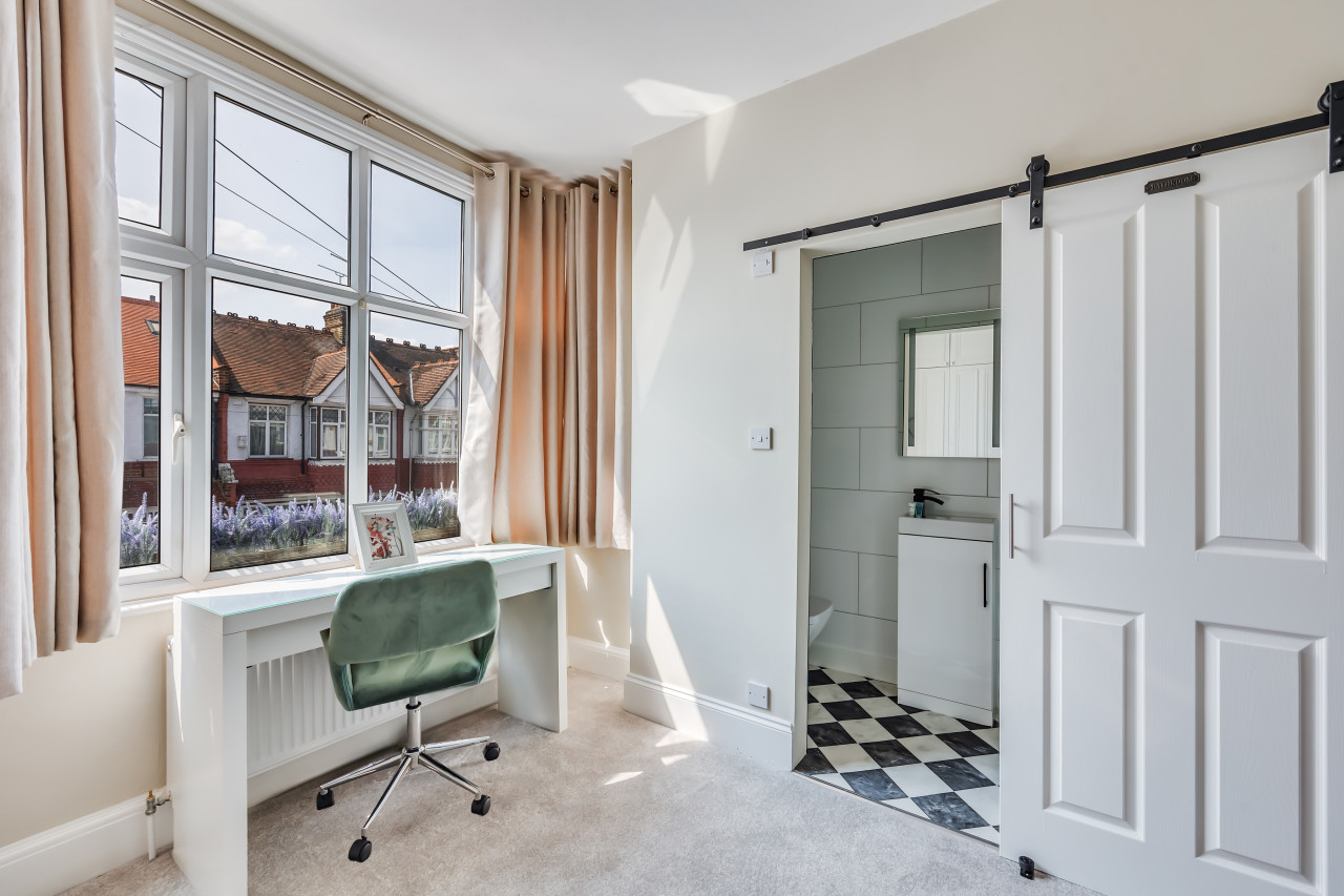 Beautiful 5 Bedroom 4 Bathroom House in W6 in 78 Rannoch Road - Property image 10 - VivreStays