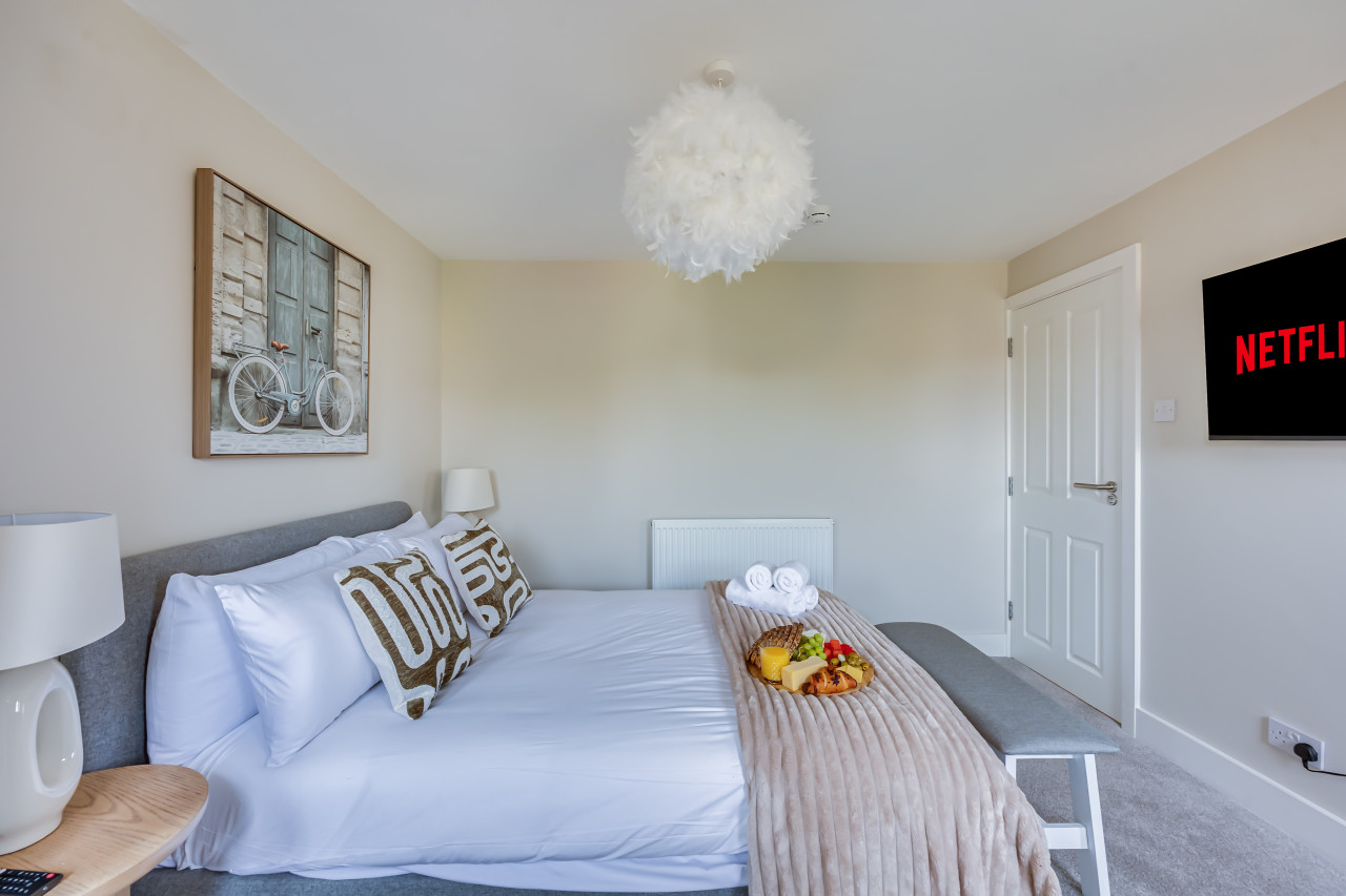 Beautiful 5 Bedroom 4 Bathroom House in W6 in 78 Rannoch Road - Property image 3 - VivreStays