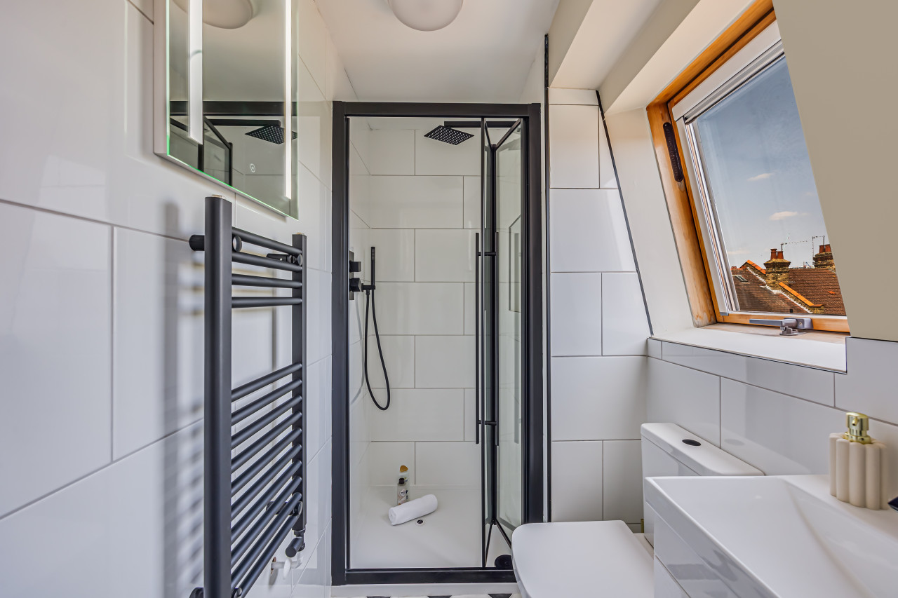 Beautiful 5 Bedroom 4 Bathroom House in W6 in 78 Rannoch Road - Property image 5 - VivreStays