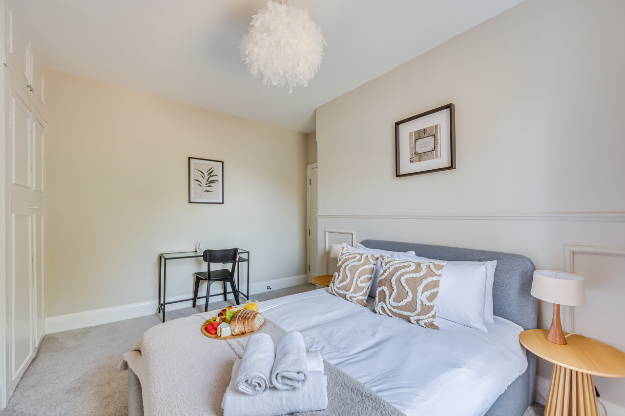 Beautiful 5 Bedroom 4 Bathroom House in W6 in 78 Rannoch Road - Property image 14 - VivreStays
