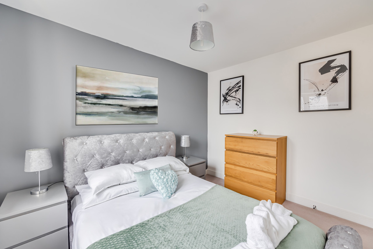 Detached House • Sleeps 8 • Great Location • Driveway Parking in 33 Angus Way - Property image 14 - VivreStays