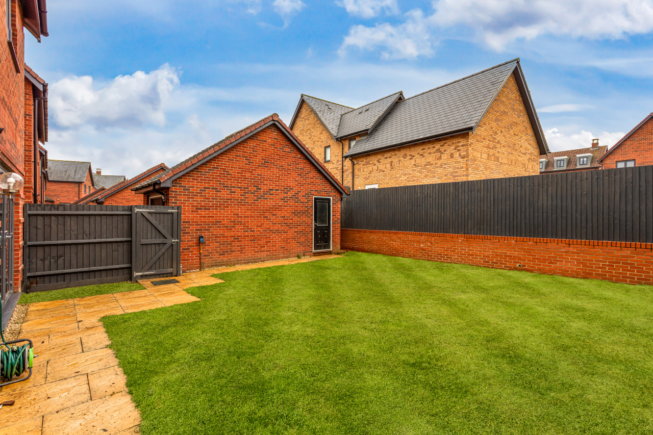 Detached House • Sleeps 8 • Great Location • Driveway Parking in 33 Angus Way - Property image 31 - VivreStays