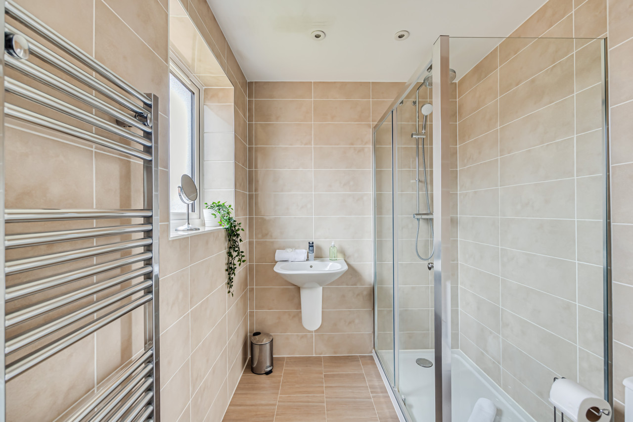 Detached House • Sleeps 8 • Great Location • Driveway Parking in 33 Angus Way - Property image 5 - VivreStays