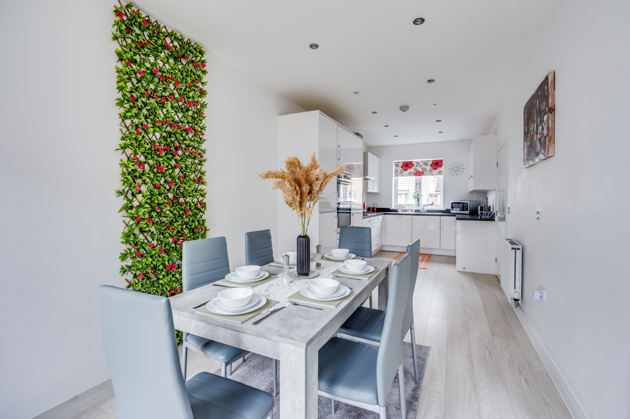 Detached House • Sleeps 8 • Great Location • Driveway Parking in 33 Angus Way - Property image 25 - VivreStays