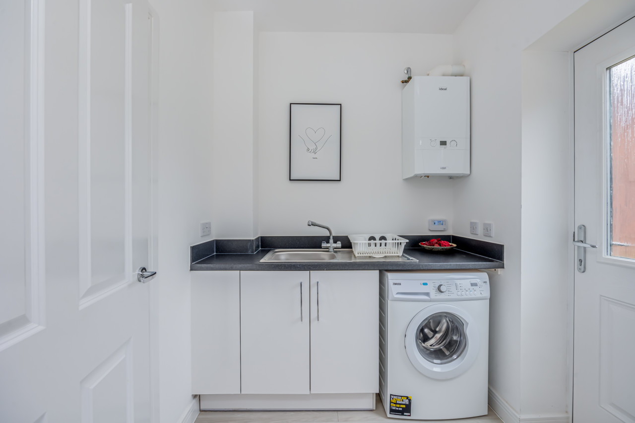 Detached House • Sleeps 8 • Great Location • Driveway Parking in 33 Angus Way - Property image 27 - VivreStays