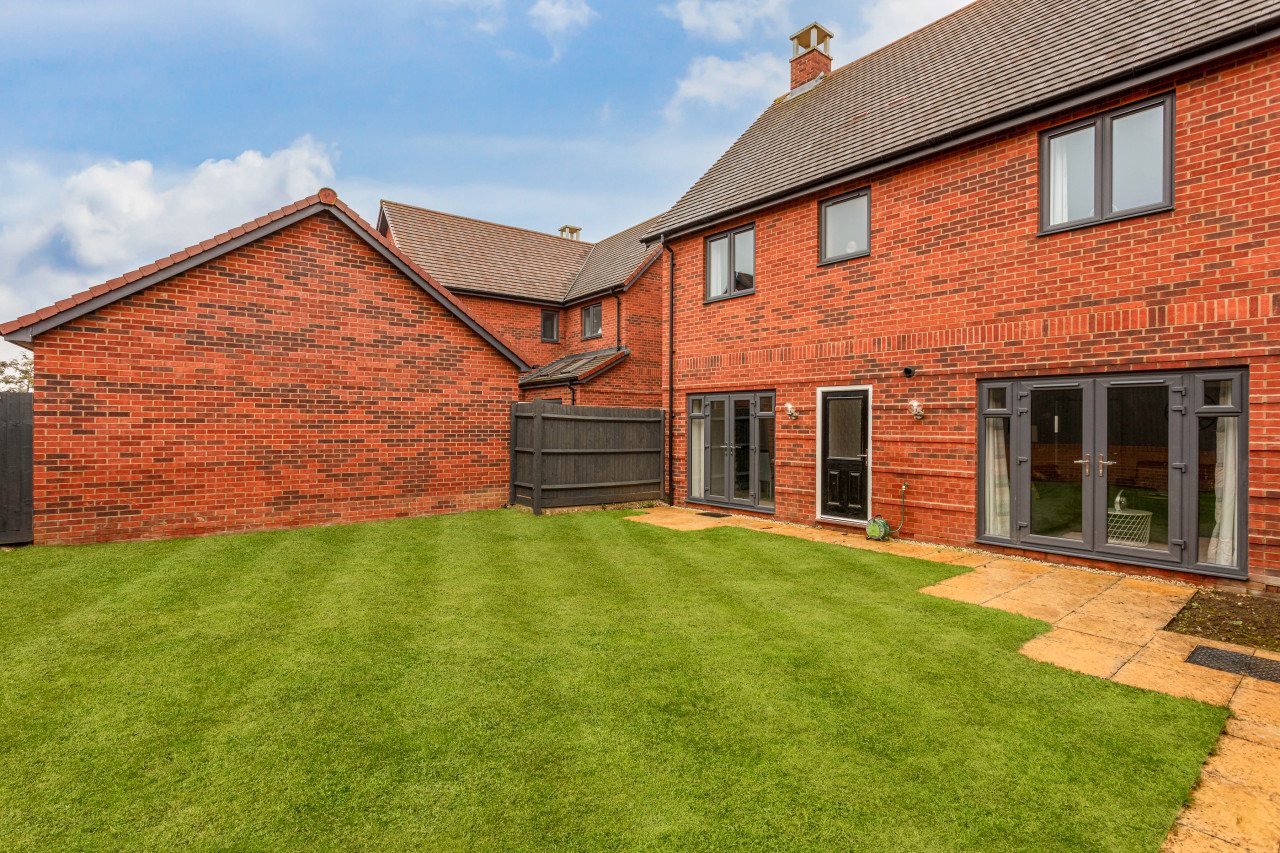 Detached House • Sleeps 8 • Great Location • Driveway Parking in 33 Angus Way - Property image 32 - VivreStays